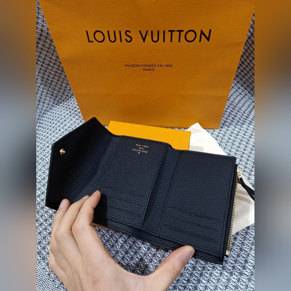 Louis Vuitton Black Wallet with Gold Button - Picture 4 of 7
